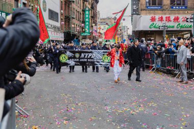 New York, Çin Mahallesi, ABD - 12 Şubat 2023: NYPD Asyalı Yeşim Topluluğu Çin Mahallesi Yeni Yıl kutlamaları sırasında halkın önünde geçit töreni düzenliyor