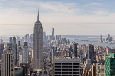 Manhattan, New York, ABD - 15 dcembre 2023: New York şehir merkezindeki Empire State Binası ve ufuk çizgisi