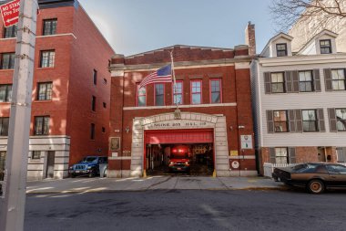 Brooklyn, New York, ABD - 11 Şubat 2023: Araç 205 itfaiye istasyonu H & L 118 itfaiye istasyonu kapısı, Brooklyn 'de bir kış günü Manhattan' ın yanında.