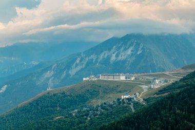 Saint Lary, Fransa - 20 Ağustos 2018: Pla D Adet kayak merkezi bir yaz gününde binaların genel bakış