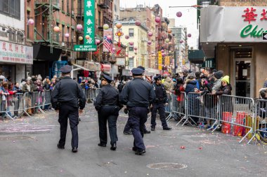 New York, Çin Mahallesi, ABD - 12 Şubat 2023: Halkın Tavşan Yılı için toplandığı Yeni Yıl Geçidi öncesinde Çin Mahallesi 'nde izleyen polisler (Mao)