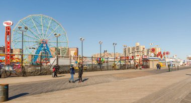 New York Şehri, Brooklyn, ABD - 18 Şubat 2023: Kapalı Coney Adası 'nın önündeki sokak atmosferi