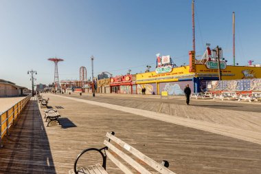 New York Şehri, Brooklyn, ABD - 18 Şubat 2023: Kapalı Coney Adası 'nın önündeki sokak atmosferi