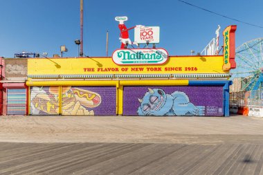 Brooklyn, New York, ABD - 18 Şubat 2023: Nathan 'ın Coney Island' daki fast food standı ön cephesi bir kış günü kapandı