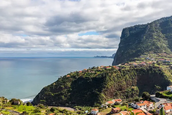 Bir kış günü Madeira Adası 'nda denize doğru yükselen Porto da Cruz' a bakın.