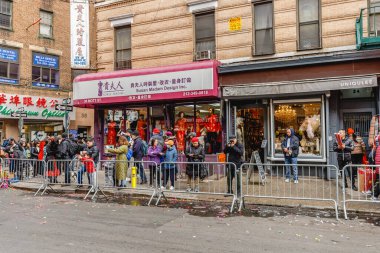 New York, Çin Mahallesi, ABD - 12 Şubat 2023: Çin Mahallesi 'nde Yeni Yıl Geçidi öncesinde halk Tavşan Yılı için yerleşti (Mao)