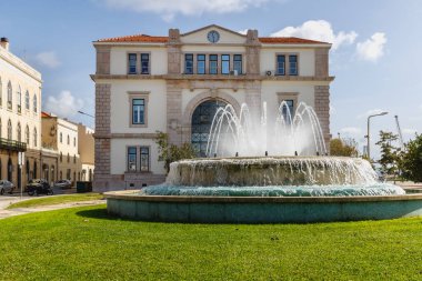 Figueira da Foz, Portekiz - 26 Ekim 2020: Bir sonbahar günü tarihi şehir merkezinde belediye binasının sokak atmosferi ve mimari ayrıntıları