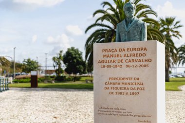 Figueira da Foz, Portekiz - 26 Ekim 2020: heykeltıraş Fernando Saraiva 'nın eski belediye başkanı Manuel Alfredo Aguiar de Carvalho' nun heykeli. Belediye binasının önünde, Avrupa Meydanı (europa) bir sonbahar gününde