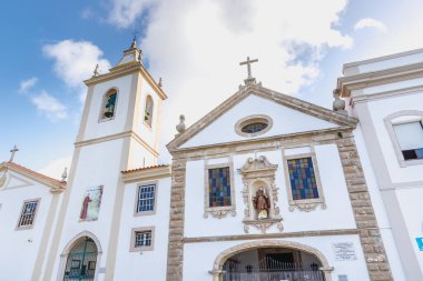 Figueira da Foz, Portekiz - 26 Ekim 2020: Saint Anthony Kilisesi 'nin (igreja de santo tonio) bir sonbahar günü şehir merkezinde mimari detayı