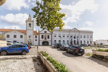 Figueira da Foz, Portekiz - 26 Ekim 2020: Saint Anthony Kilisesi 'nin (igreja de santo tonio) bir sonbahar günü şehir merkezinde mimari detayı