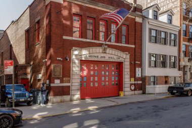 Brooklyn, New York, ABD - 11 Şubat 2023: Araç 205 itfaiye istasyonu H & L 118 itfaiye istasyonu kapısı, Brooklyn 'de bir kış günü Manhattan' ın yanında.