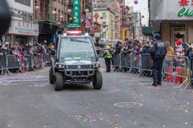 New York, Çin Mahallesi, ABD - 12 Şubat 2023: Halkın Tavşan Yılı için toplandığı Yeni Yıl Geçidi öncesinde Çin Mahallesi 'nde izleyen polisler (Mao)