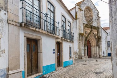 Santarem, Portekiz - 27 Ekim 2020: Bir sonbahar gününde şehir merkezindeki tipik bir evin mimari ayrıntıları