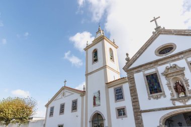 Figueira da Foz, Portekiz - 26 Ekim 2020: Saint Anthony Kilisesi 'nin (igreja de santo tonio) bir sonbahar günü şehir merkezinde mimari detayı