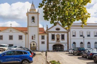 Figueira da Foz, Portekiz - 26 Ekim 2020: Saint Anthony Kilisesi 'nin (igreja de santo tonio) bir sonbahar günü şehir merkezinde mimari detayı