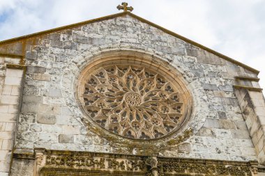 Santarem, Portekiz - 27 Ekim 2020: Bir yaz günü Santa Maria da Graca Kilisesi cephesi
