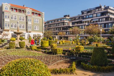 Braga, Portekiz - 27 Ekim 2021: Bahçıvanların bir sonbahar günü tarihi şehir merkezinde çalıştıkları Santa Barbara Bahçesi (Jardim de Santa Barbara)