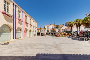 Les Sables d Olonne, Fransa - 10 Temmuz 2022: Belediye binası meydanının mimari detayları ve bir yaz günü düğün salonu