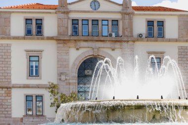 Figueira da Foz, Portekiz - 26 Ekim 2020: Bir sonbahar günü tarihi şehir merkezinde belediye binasının sokak atmosferi ve mimari ayrıntıları