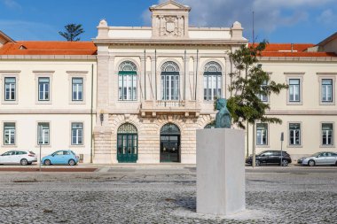 Figueira da Foz, Portekiz - 26 Ekim 2020: heykeltıraş Fernando Saraiva 'nın eski belediye başkanı Manuel Alfredo Aguiar de Carvalho' nun heykeli. Belediye binasının önünde, Avrupa Meydanı (europa) bir sonbahar gününde