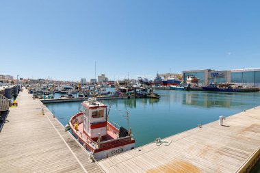 Les Sables d Olonne, Fransa - 10 Temmuz 2022: Bir yaz günü balıkçı limanı ve balıkçı tekneleri