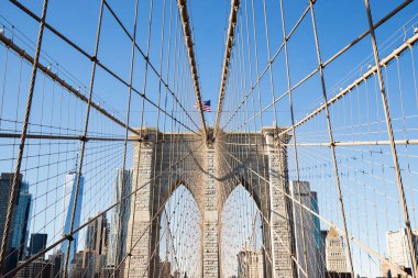 Brooklyn, New York, ABD - 11 Şubat 2023: Brooklyn Köprüsü ve Manhattan, insanların kış günü yürüdüğü Doğu Nehri manzarası.