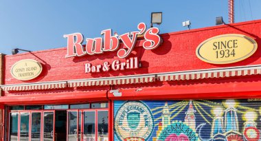 Brooklyn, New York, ABD - 18 Şubat 2023: Coney Adası 'ndaki Ruby' nin Bar ve Izgara Sahil Restoranı bir kış günü kapandı