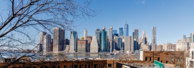 Brooklyn, New York, ABD - 11 Şubat 2023: Brooklyn 'den bir kış günü Manhattan iş bölgesinin görüntüsü