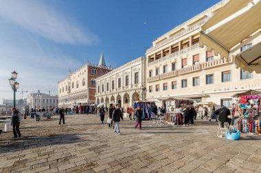 Venedik, İtalya - 23 Aralık 2023: Venice Lugune Sarayı 'nın önündeki sokak atmosferi ve mimarisi.