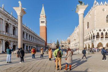 Venedik, İtalya - 23 Aralık 2023: Venice Lugune Sarayı 'nın önündeki sokak atmosferi ve mimarisi.