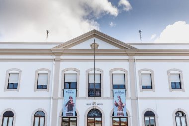 Figueira da Foz, Portekiz - 26 Ekim 2020: Bir sonbahar günü şehir merkezinde Saint Anthony 'nin (lar de santo tonio) huzurevinin mimari ayrıntıları