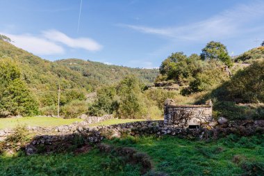 Sistelo yakınlarındaki Geres Vadisi 'nde küçük taş inşaatı, Viana do Castelo, Portekiz bir sonbahar günü