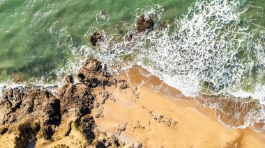 Bretignolles sur Mer, Vendee, Fransa 'da Sauzaie sahilindeki küçük körfez güzel bir kış gününde dron tarafından havadan izleniyor.