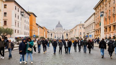 Vatikan Şehri, Vatikan - 29 Aralık 2023: San Pietro Meydanı 'ndaki Aziz Peter Bazilikası (Aziz Peter Meydanı) turistlerin kötü bir kış günü yürüdükleri yer