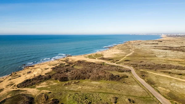 Bretignolles sur Mer, Vendee, Fransa 'da Sauzaie sahilindeki küçük körfez güzel bir kış gününde dron tarafından havadan izleniyor.