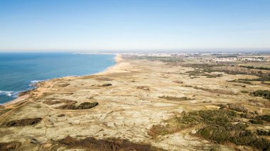 Bretignolles sur Mer, Vendee, Fransa 'da Sauzaie sahilindeki küçük körfez güzel bir kış gününde dron tarafından havadan izleniyor.