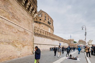 Roma, İtalya - 29 Aralık 2023: Tarihi bir kış günü turistler tarafından ziyaret edilen Saint Angelo Kalesi