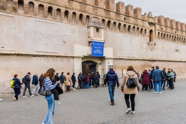 Roma, İtalya - 29 Aralık 2023: Tarihi bir kış günü turistler tarafından ziyaret edilen Saint Angelo Kalesi