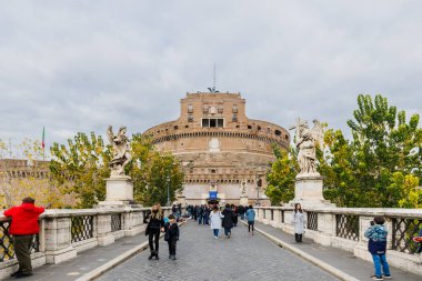 Roma, İtalya - 29 Aralık 2023: Tarihi bir kış günü turistler tarafından ziyaret edilen Saint Angelo Kalesi