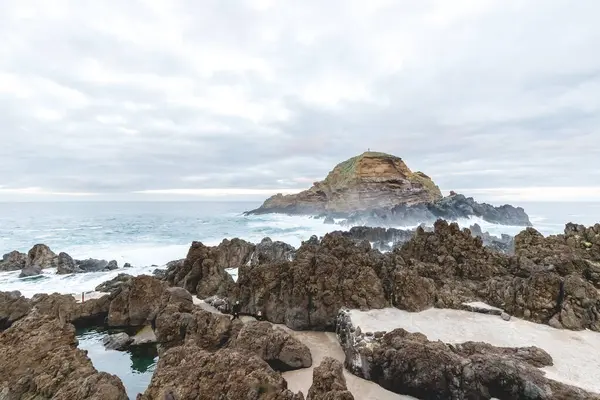 Portekiz 'in Madeira adasında, Porto Moniz' de Atlantik Okyanusu 'nun önündeki doğal yüzme havuzu.