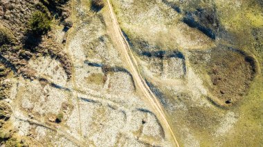 Fransa 'nın Bretignolles sur Mer kentindeki Sauzaie plajı yakınlarındaki kum tepelerinde. İnsansız hava aracı ile hava görüntüsü