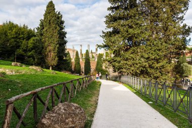 Roma, İtalya - 27 Aralık 2023: Roma Forumu veya Forum Magnum veya Forum Vetus olarak da adlandırılan Roma Forumu 'nun tarihi şehir merkezinde bir kış günü görüntülenmesi