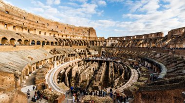 Roma, İtalya - 27 Aralık 2023: Roma Kolezyumu 'nun iç manzarası Bir kış günü tarihi şehir merkezinde turistler tarafından ziyaret edildi
