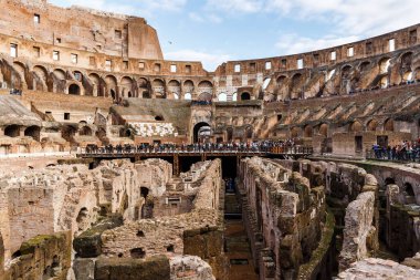 Roma, İtalya - 27 Aralık 2023: Roma Kolezyumu 'nun iç manzarası Bir kış günü tarihi şehir merkezinde turistler tarafından ziyaret edildi