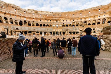 Roma, İtalya - 27 Aralık 2023: Roma Kolezyumu 'nun iç manzarası Bir kış günü tarihi şehir merkezinde turistler tarafından ziyaret edildi