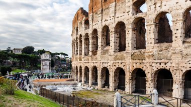 Roma, İtalya - 27 Aralık 2023: Tarihi şehir merkezinde bir kış günü turistlerin ziyaret ettiği Roma Kolezyumu