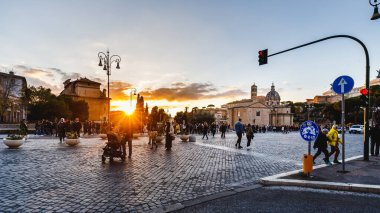 Roma, İtalya - 27 Aralık 2023: Turistlerin kış günü yürüdükleri tarihi şehir merkezindeki bir sokağa bakış