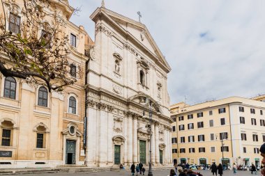 Roma, İtalya - 29 Aralık 2023: Vallicella 'da Chiesa Nuova' nın (Parrocchia di Santa Maria) tarihi şehir merkezinde bir kış günü turistler tarafından ziyaret edilmesi