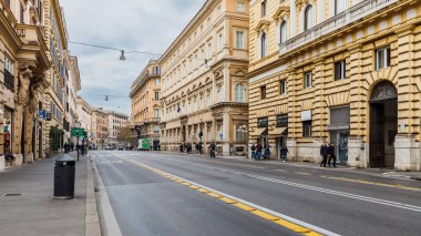 Roma, İtalya - 29 Aralık 2023: Chiesa Nuova meydanının tarihi şehir merkezinde bir kış günü turistler tarafından ziyaret edilmesi