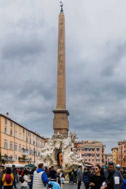 Roma, İtalya - 29 Aralık 2023: Navona Meydanı manzarası ve tarihi şehir merkezinde bir kış günü turistler tarafından ziyaret edilen çeşmeler